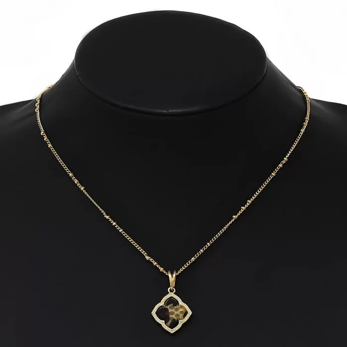 Clover Shape Acetate Pendant Short Chain Necklace